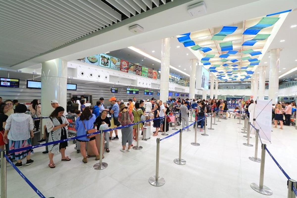 una folla di persone in attesa in coda in un aeroporto