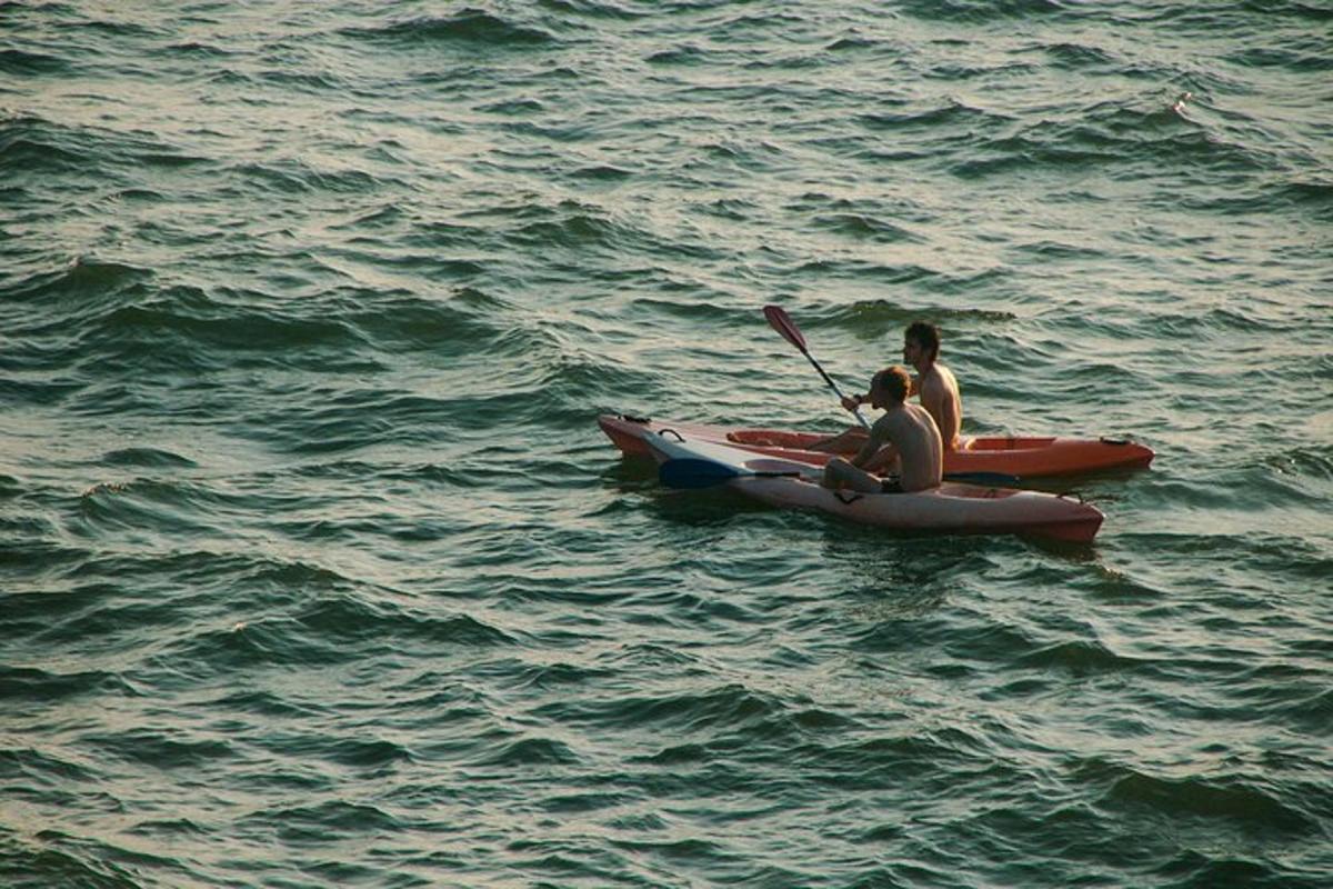 due persone sedute su un kayak in acqua