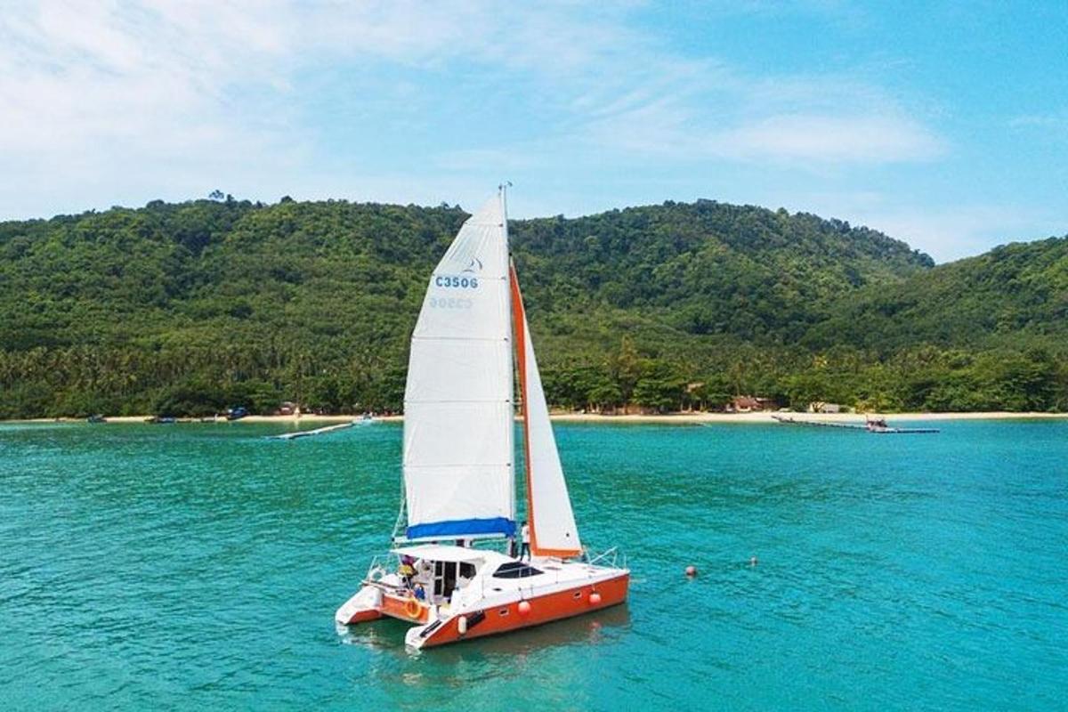 um barco à vela na água de um lago