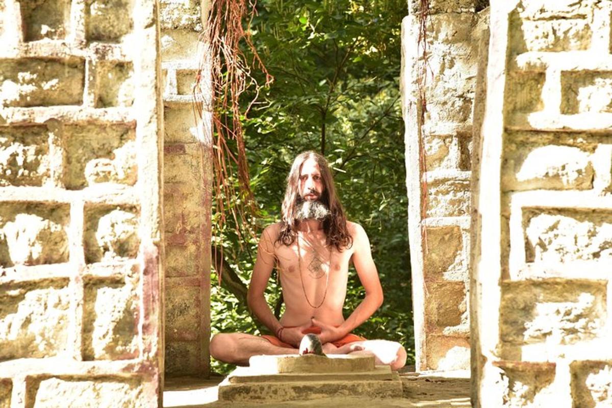 一位女士坐在一座石头建筑的中间