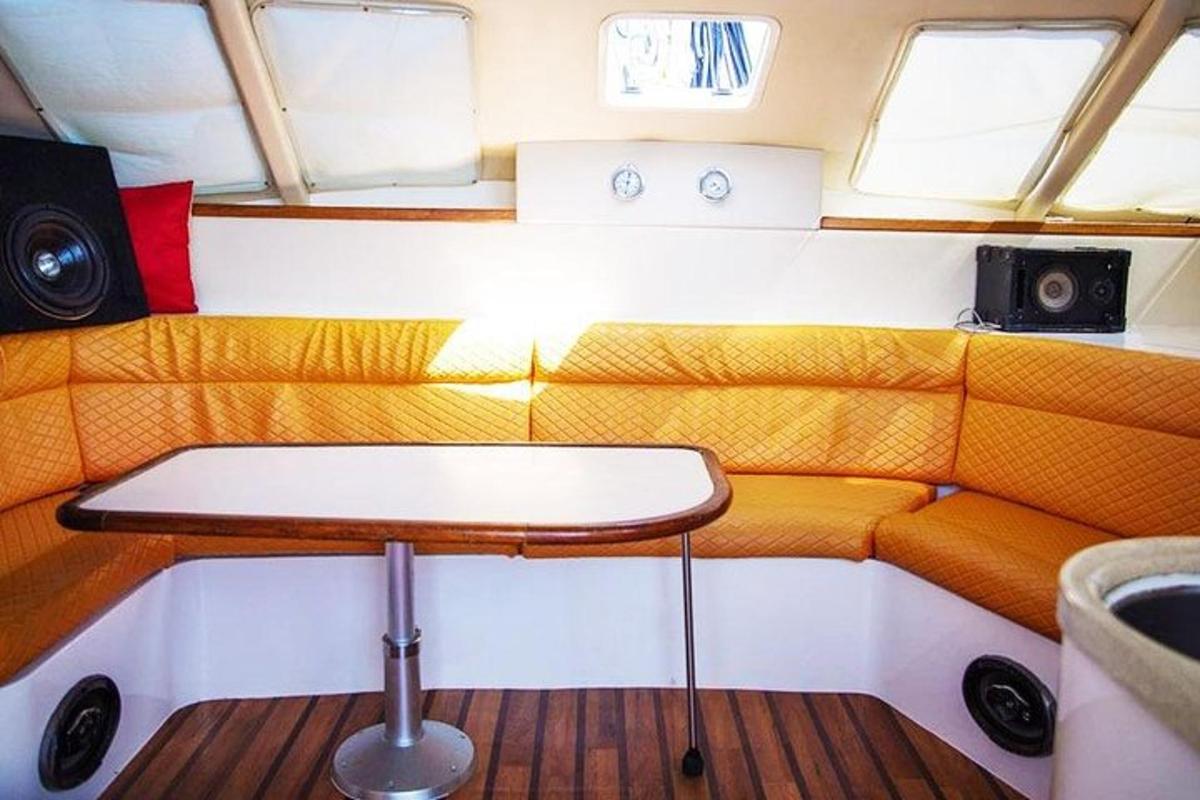 una barca con un tavolo sul retro