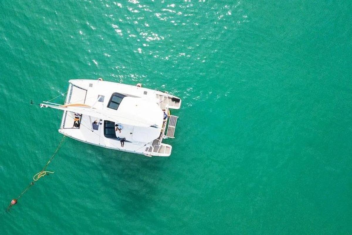 una barca bianca in mezzo all'acqua