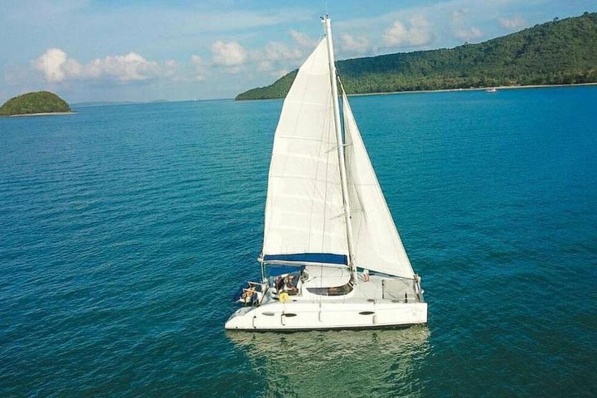 una barca a vela bianca nell'acqua dell'oceano