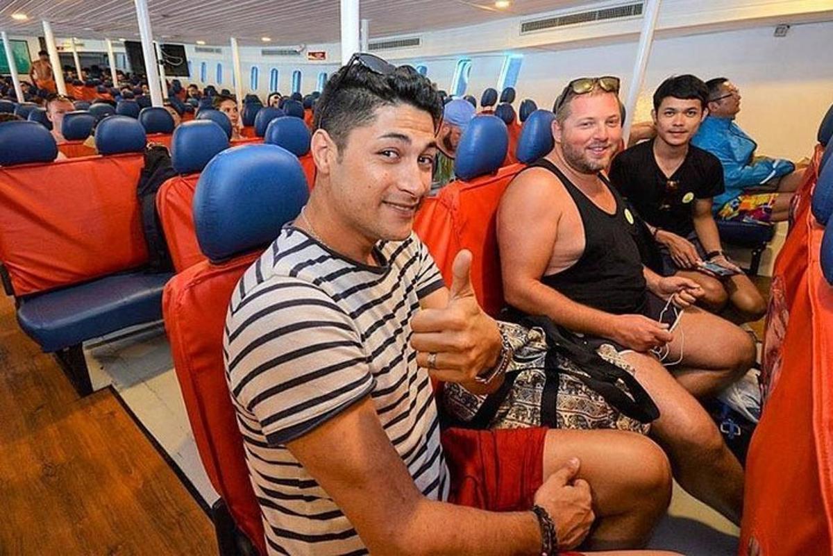 skupina moških, ki sedijo na letalu