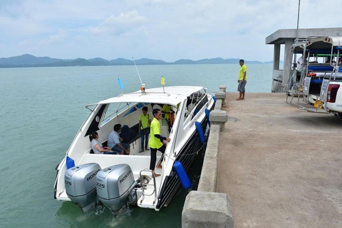 một nhóm người trên thuyền ở bến tàu