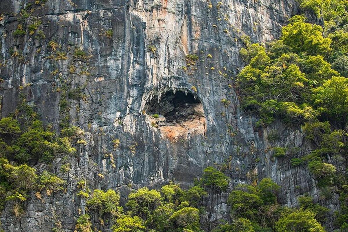 sebuah gua di sisi gunung berbatu