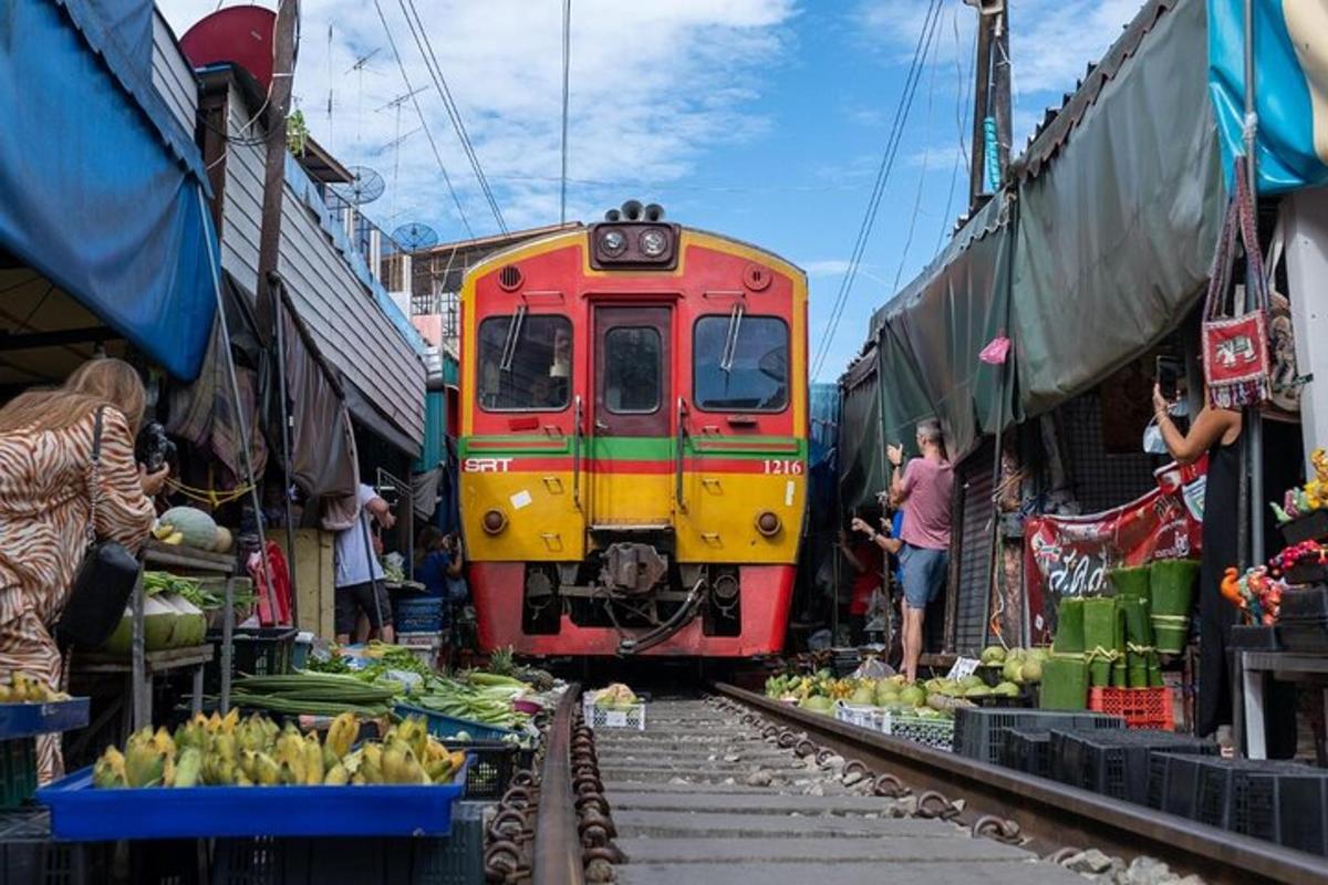 Un tren que viaja a través de un mercado con frutas y verduras.
