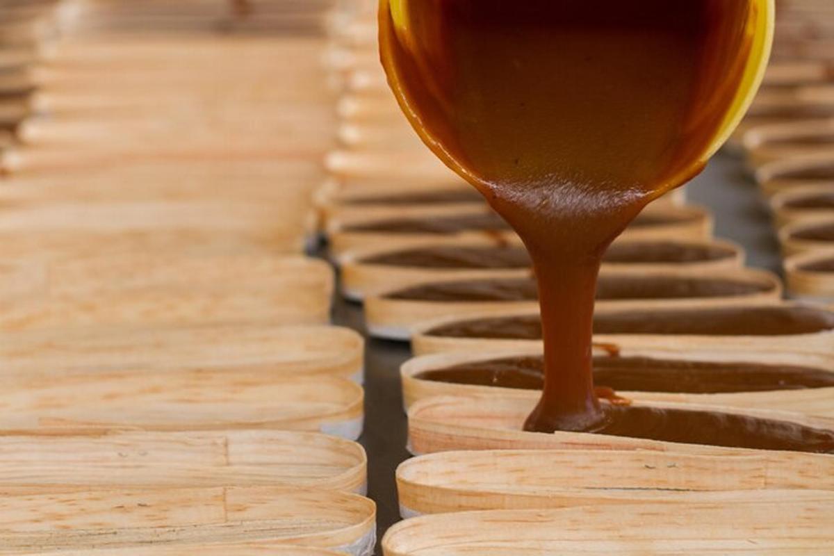 un pahar de caramel este turnat pe o masă