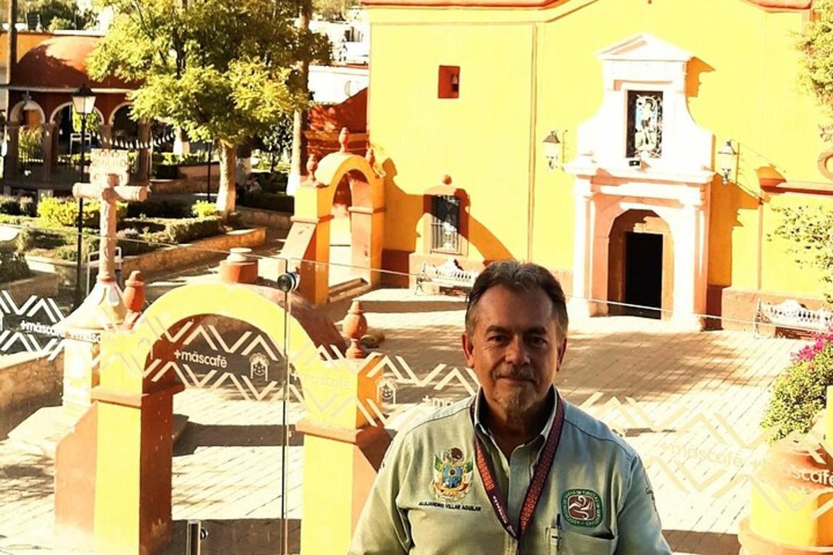 un uomo è in piedi davanti a un edificio
