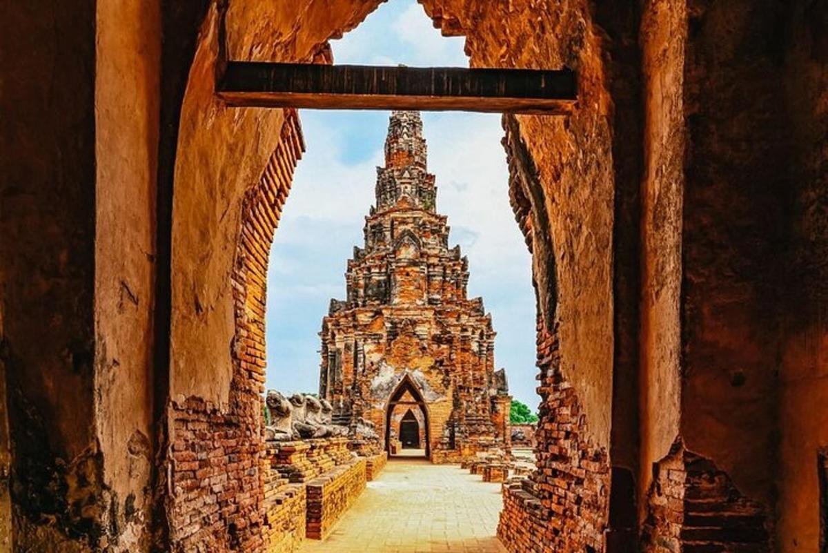 una vista de un templo a través de un arco