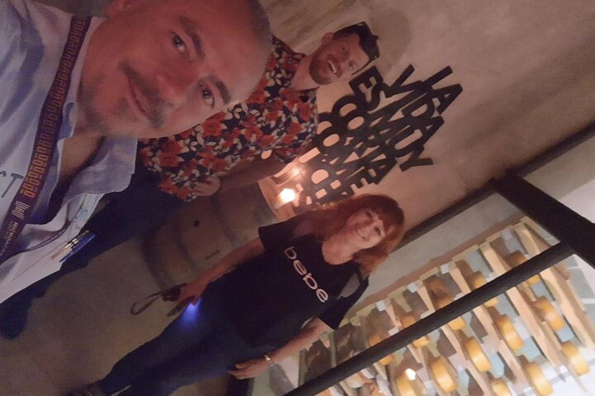 un uomo e una donna in piedi davanti a una finestra