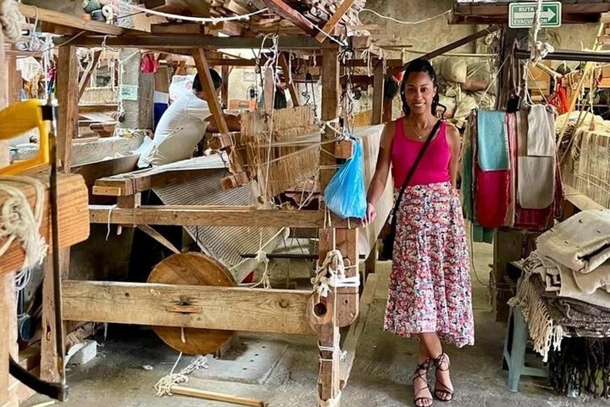 una donna in piedi davanti a uno stand in un negozio