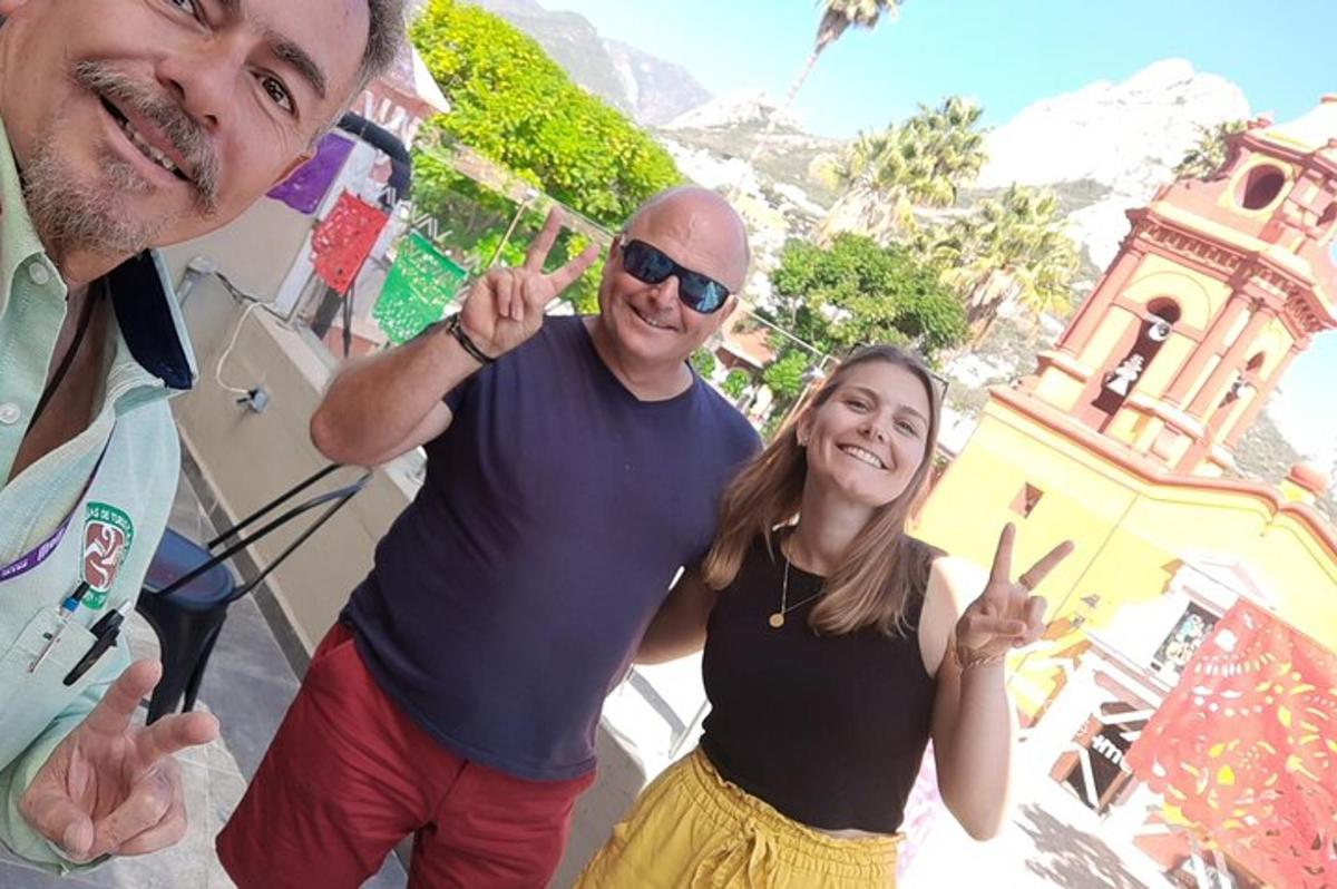 un uomo e una donna che fanno il segno della pace con le mani