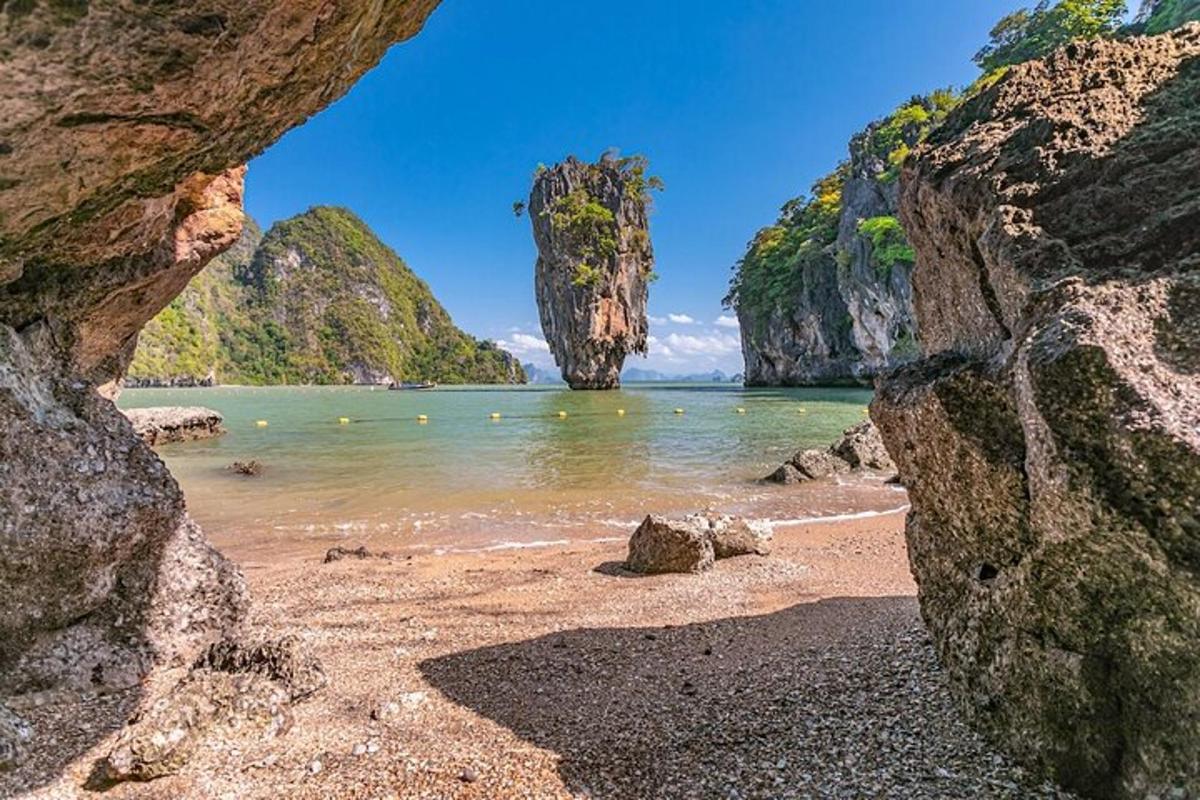 una vista di una spiaggia con una formazione rocciosa nell'acqua