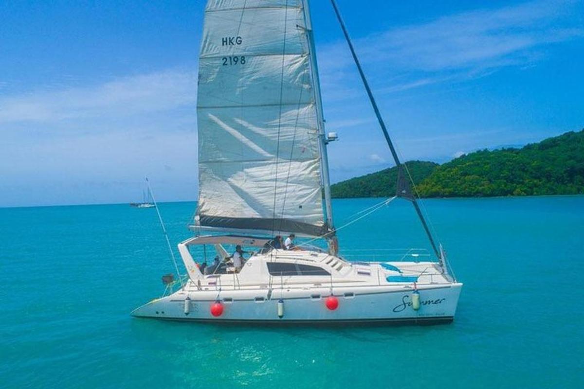 perahu layar putih di lautan di atas air
