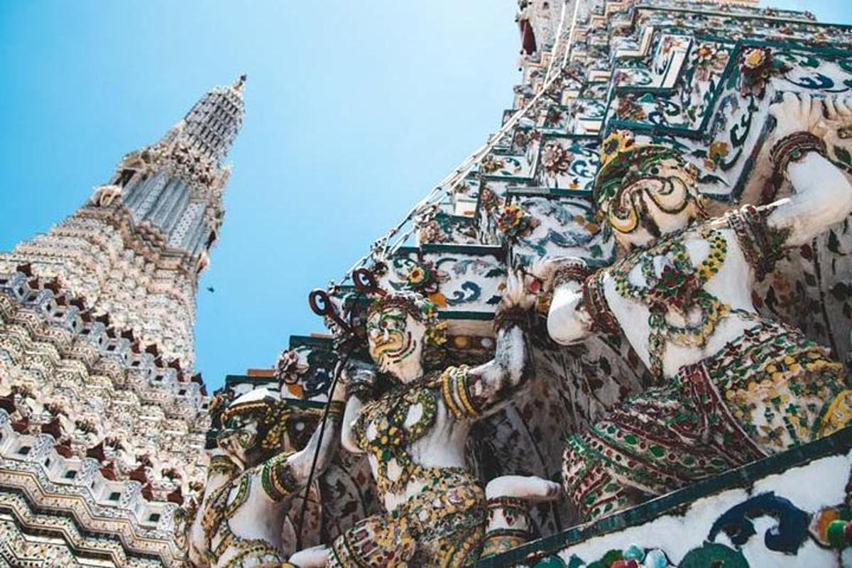 ein Gebäude mit Statuen an der Seite