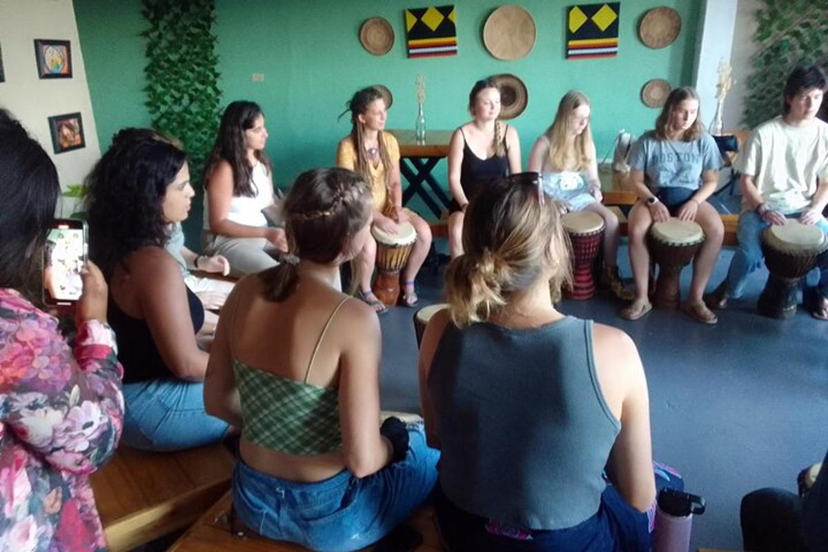 un gruppo di donne sedute in cerchio in una stanza