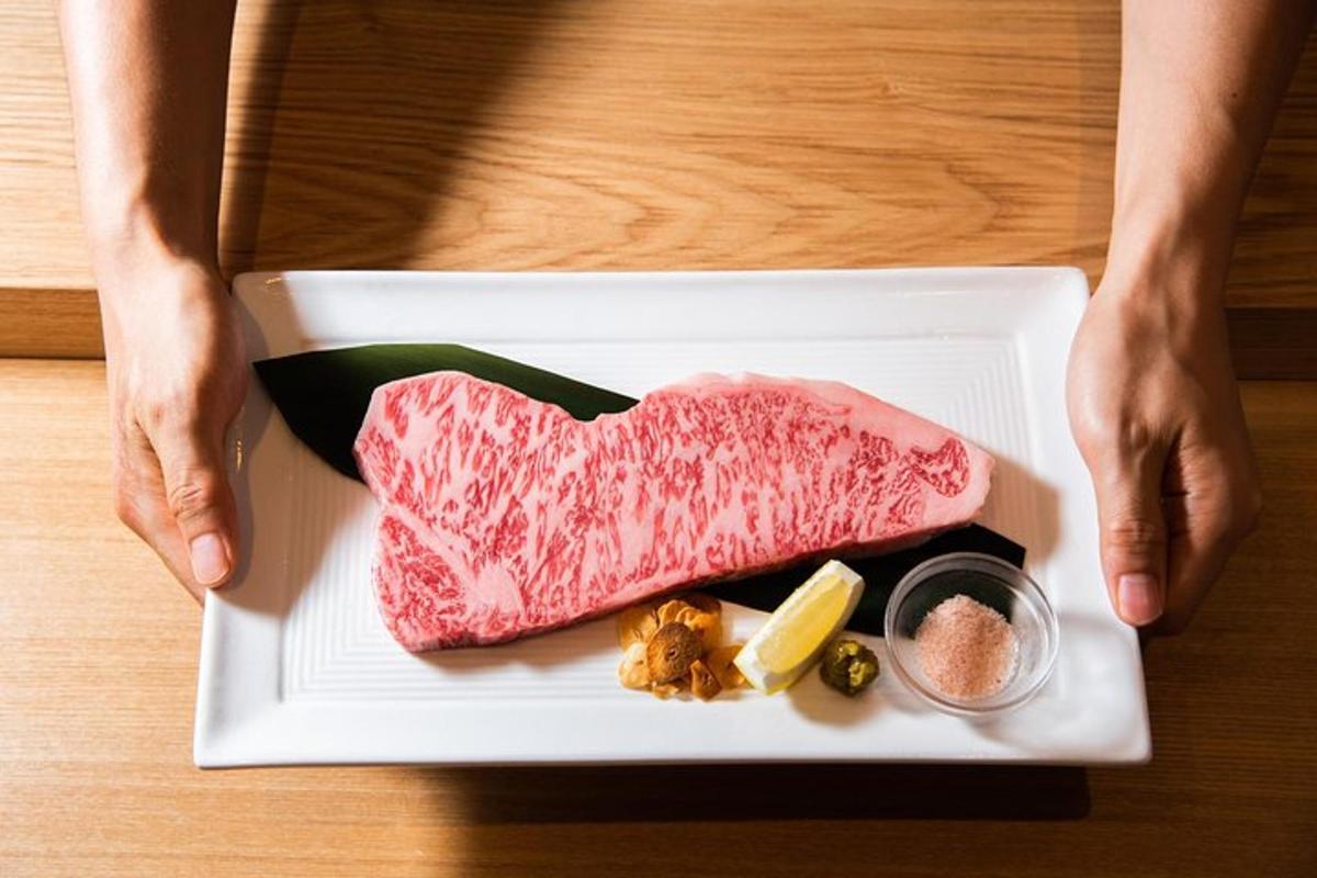 un piatto di cibo con carne su un tavolo