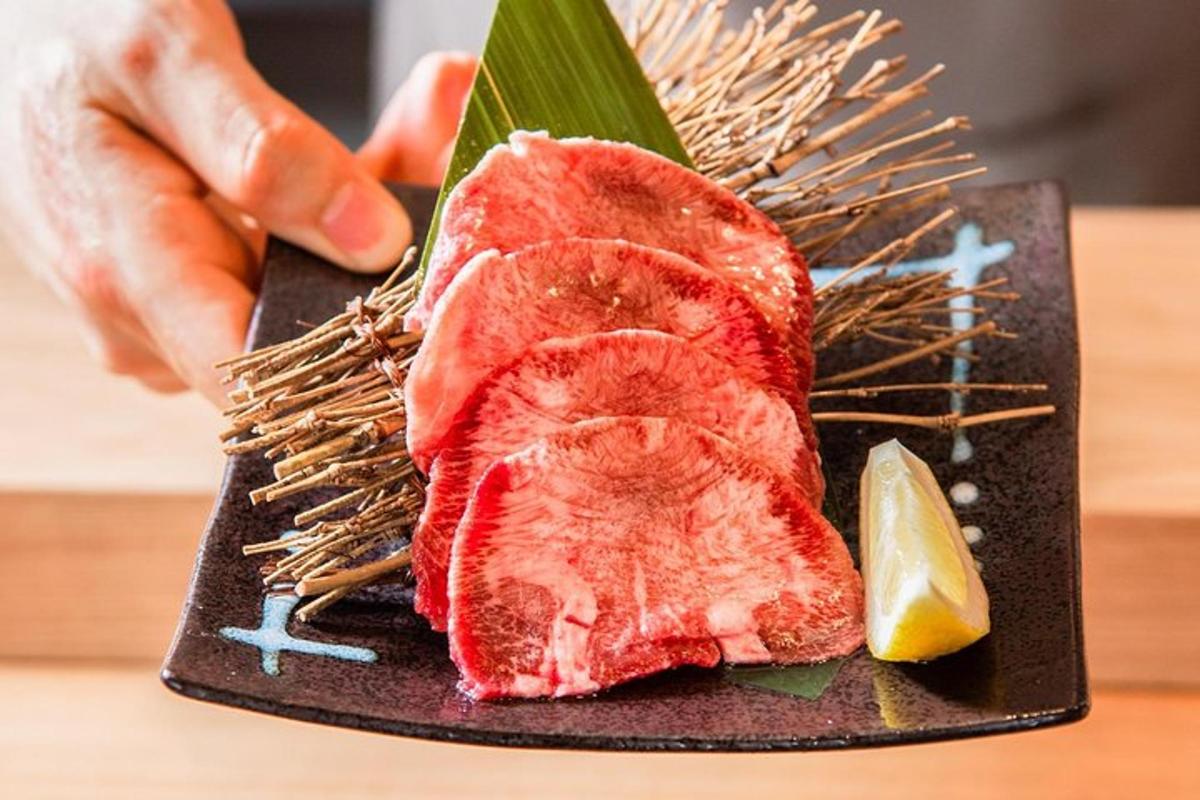 una persona che tiene un pezzo di carne su un tagliere