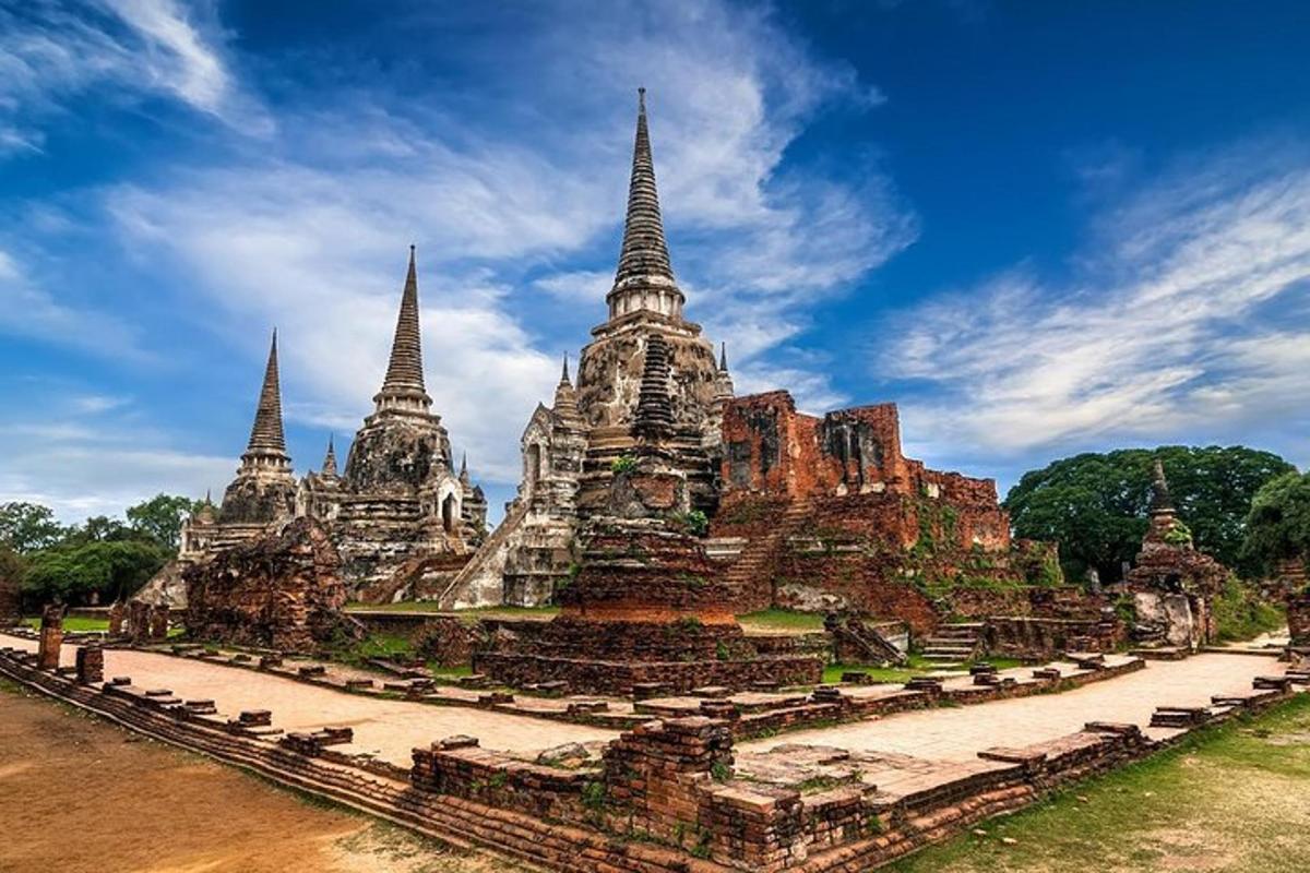một nhóm đền thờ với bầu trời xanh ở phía sau