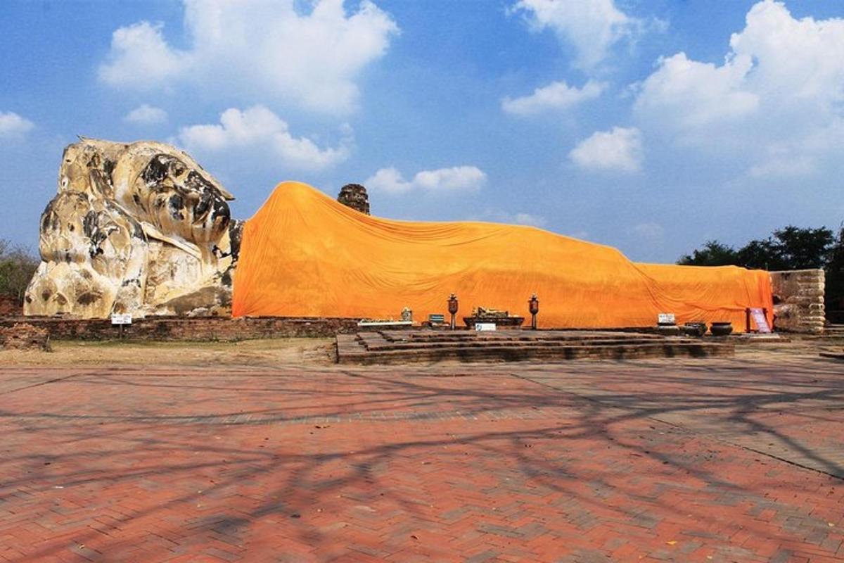 Una gran manta naranja delante de una roca