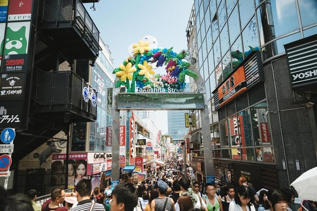 一群人走在繁忙的城市街道上