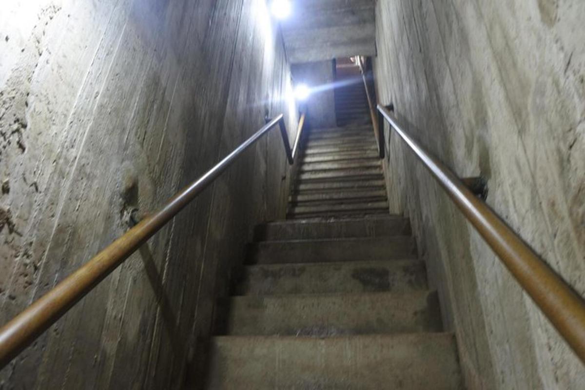 una escala en un edifici amb llum a la part superior