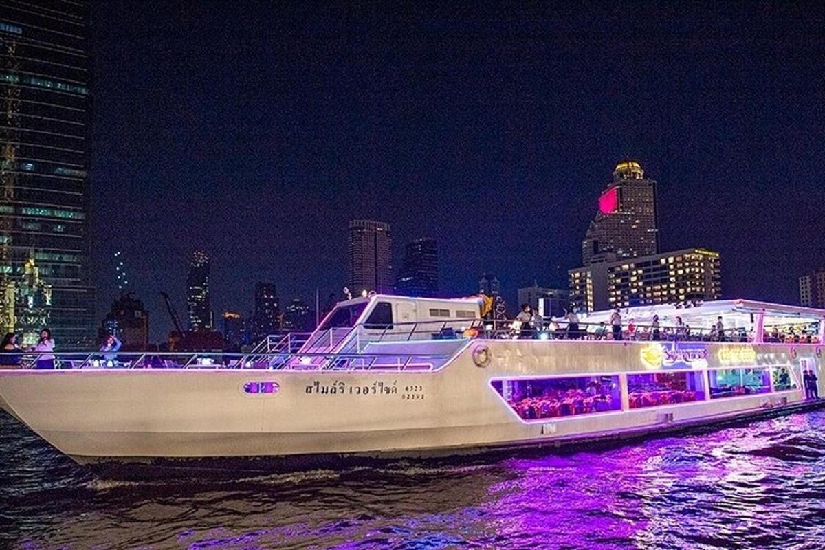 bot putih di dalam air pada waktu malam