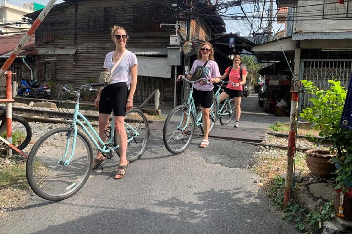 Tres mujeres caminan con sus bicicletas por una calle