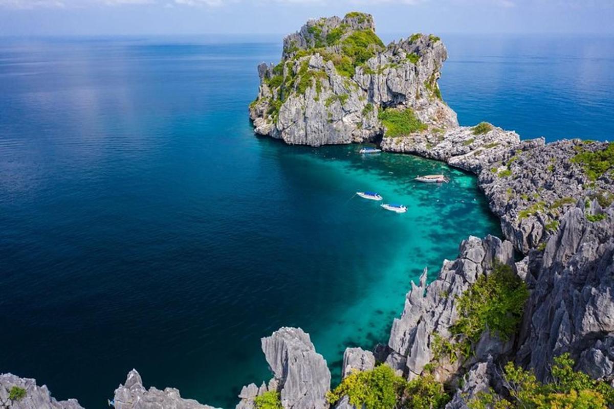 uma ilha com dois barcos em um corpo d'água