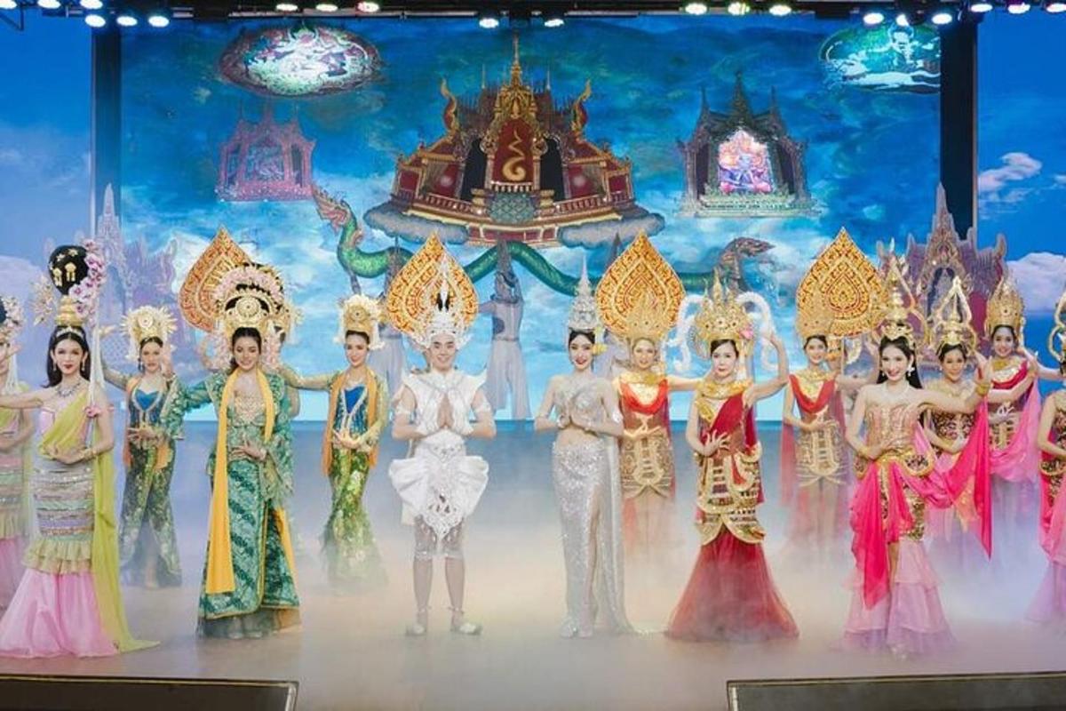 un gruppo di persone in costume su un palco
