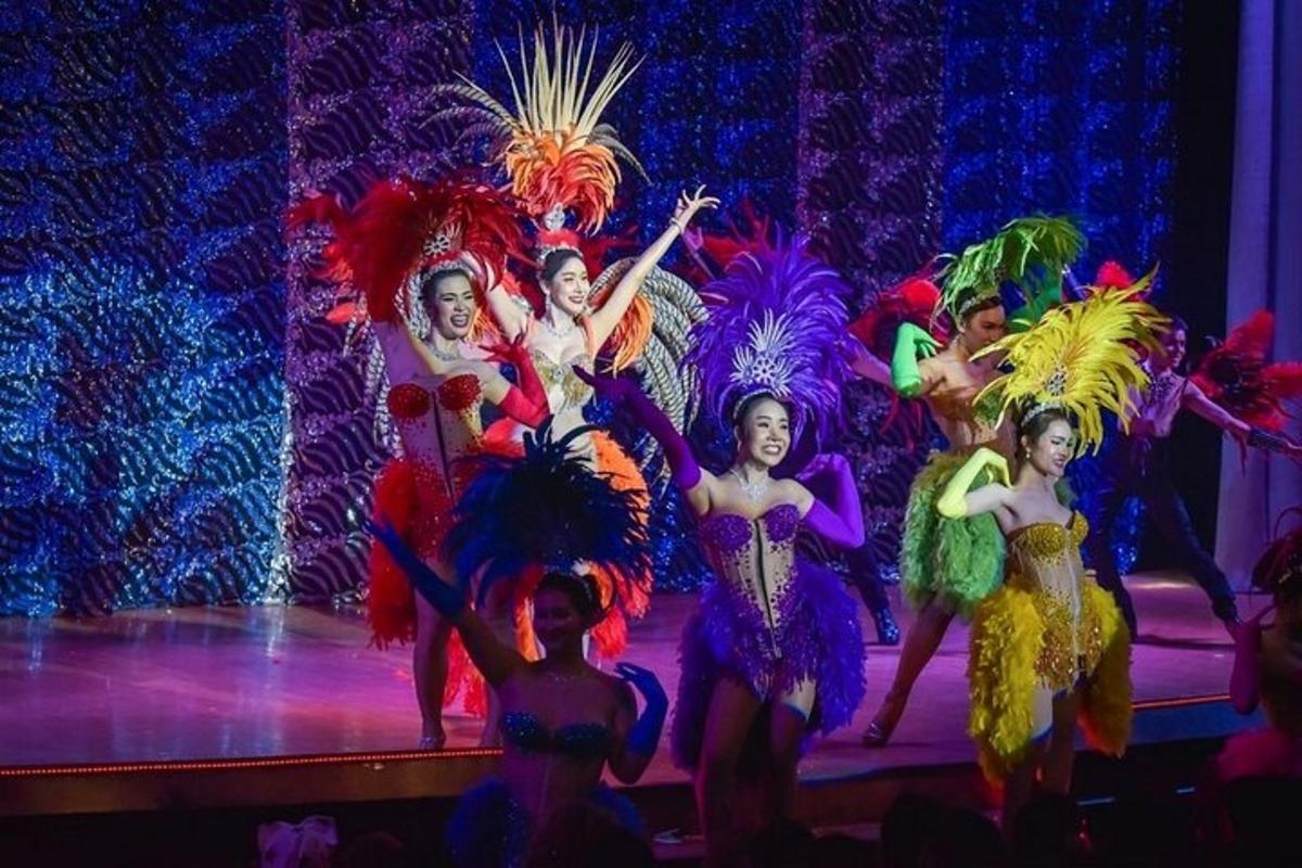 un gruppo di artisti sul palco in costumi colorati