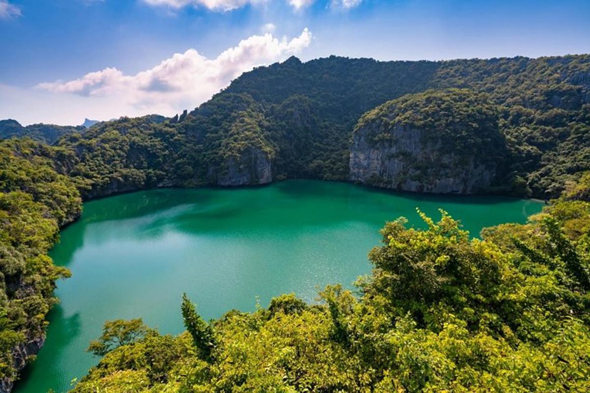 uma vista aérea de um lago nas montanhas