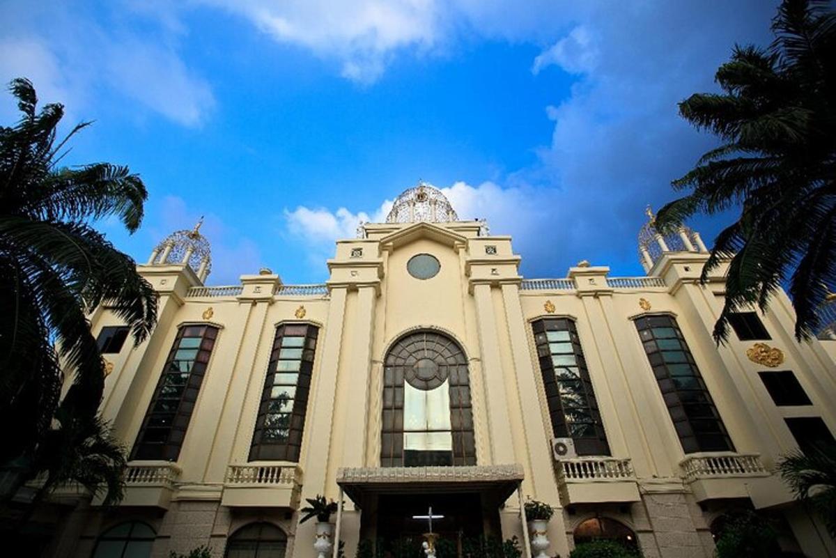 un grande edificio con un cielo blu sullo sfondo