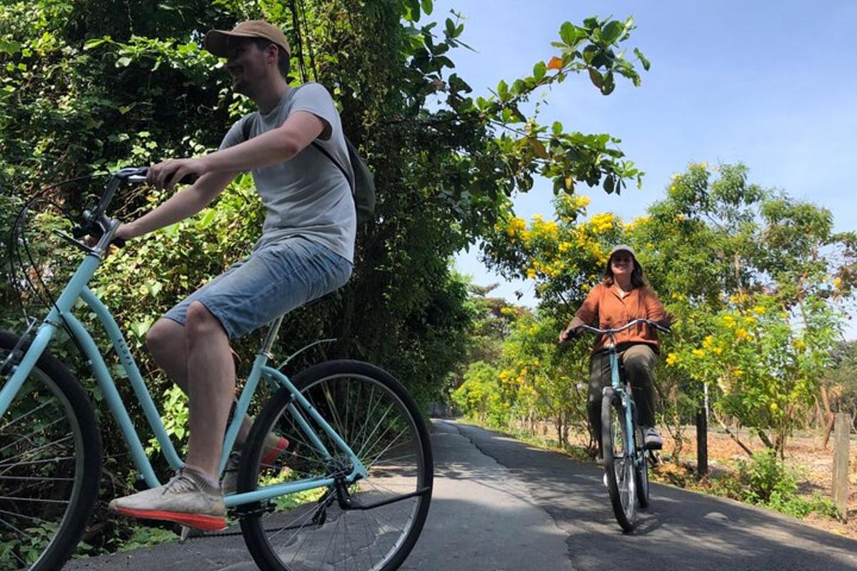 Dos personas andando en bicicleta por una calle