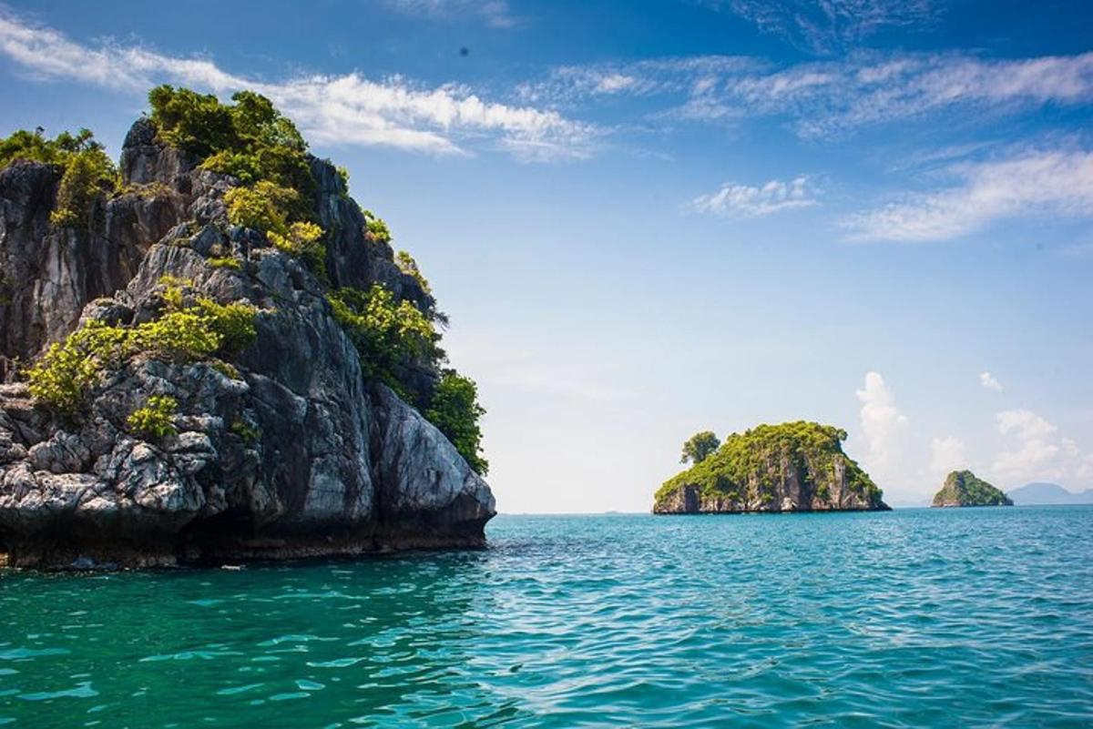 uma vista de uma ilha na água