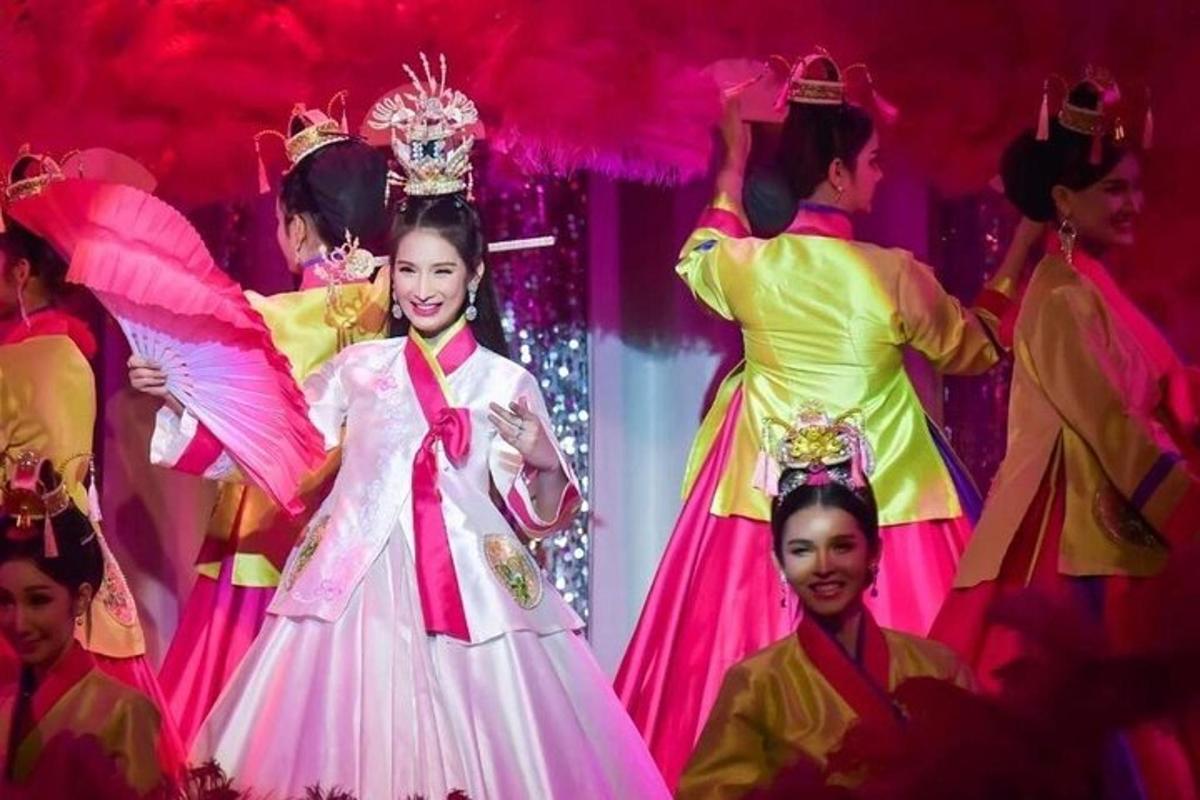 un gruppo di donne vestite in costume su un palco