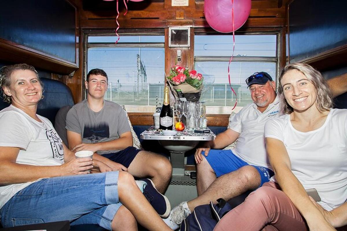 grupp inimesi, kes istuvad paadi tagaosas