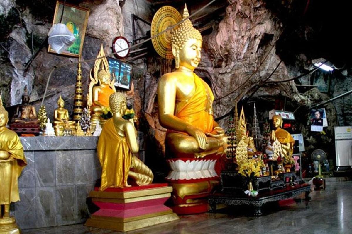 un gruppo di statue d'oro in una stanza