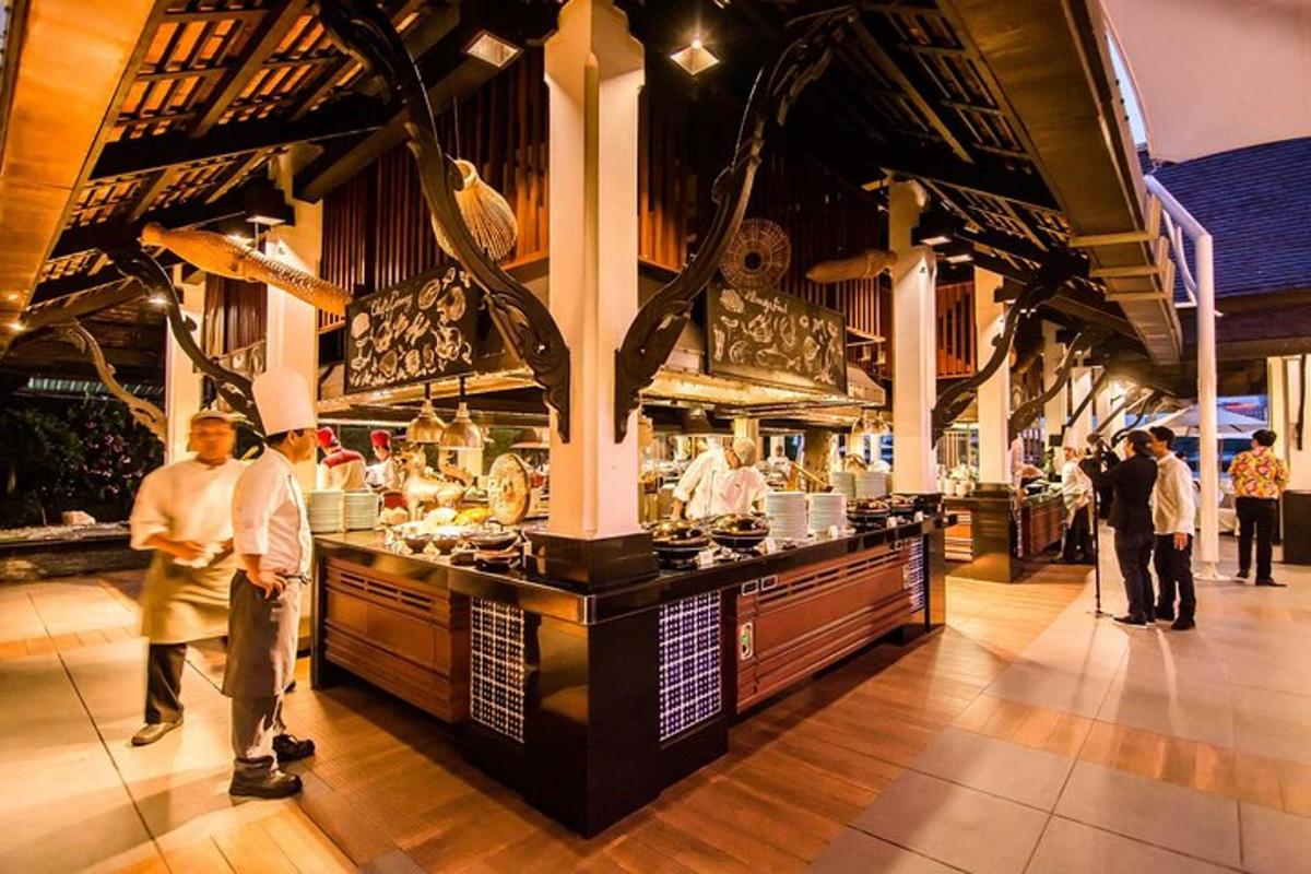 sekumpulan orang berdiri di sekeliling dapur di sebuah restoran