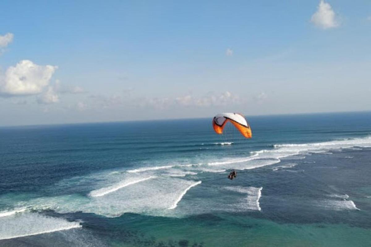 en person kitesurfer i havet