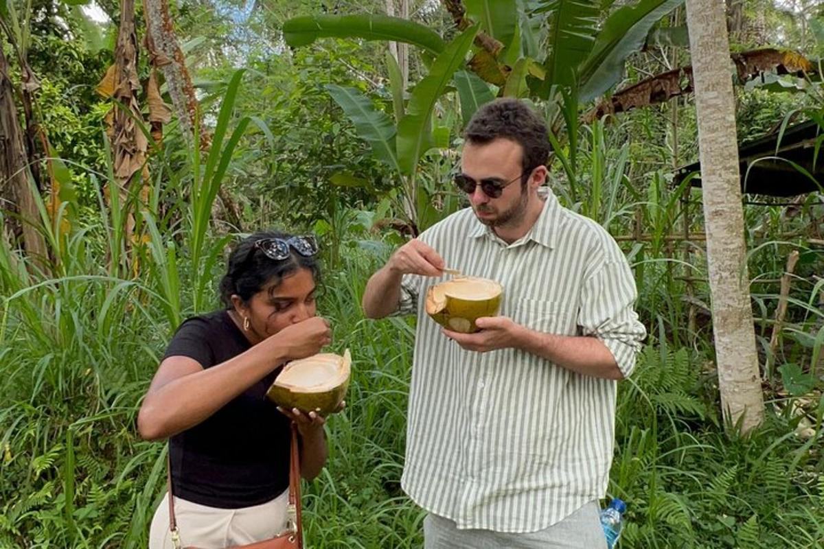 um homem e uma mulher estão olhando para dois potes