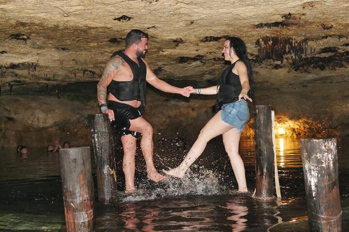 un uomo e una donna in piedi nell'acqua