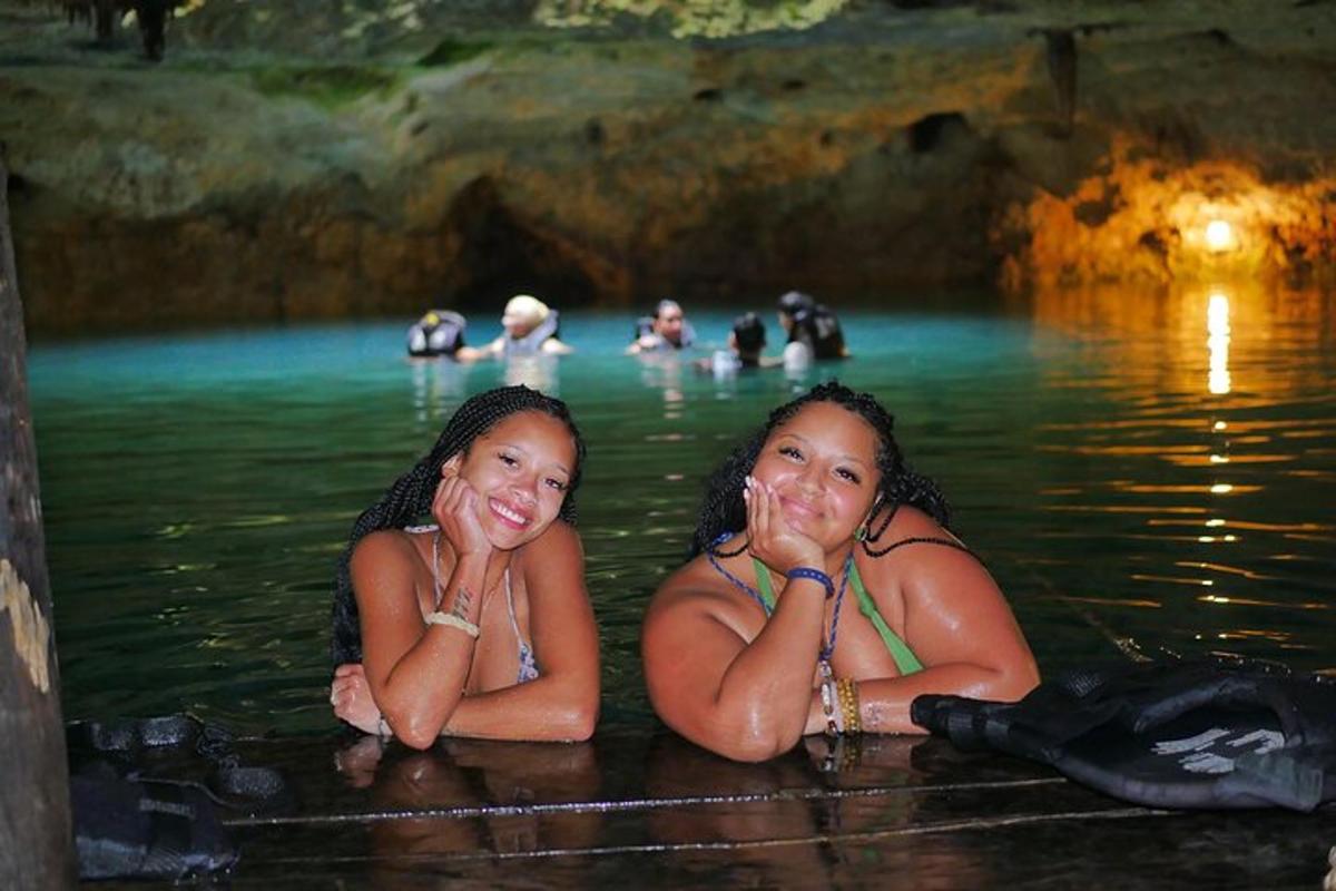 due ragazze sdraiate nell'acqua in una grotta
