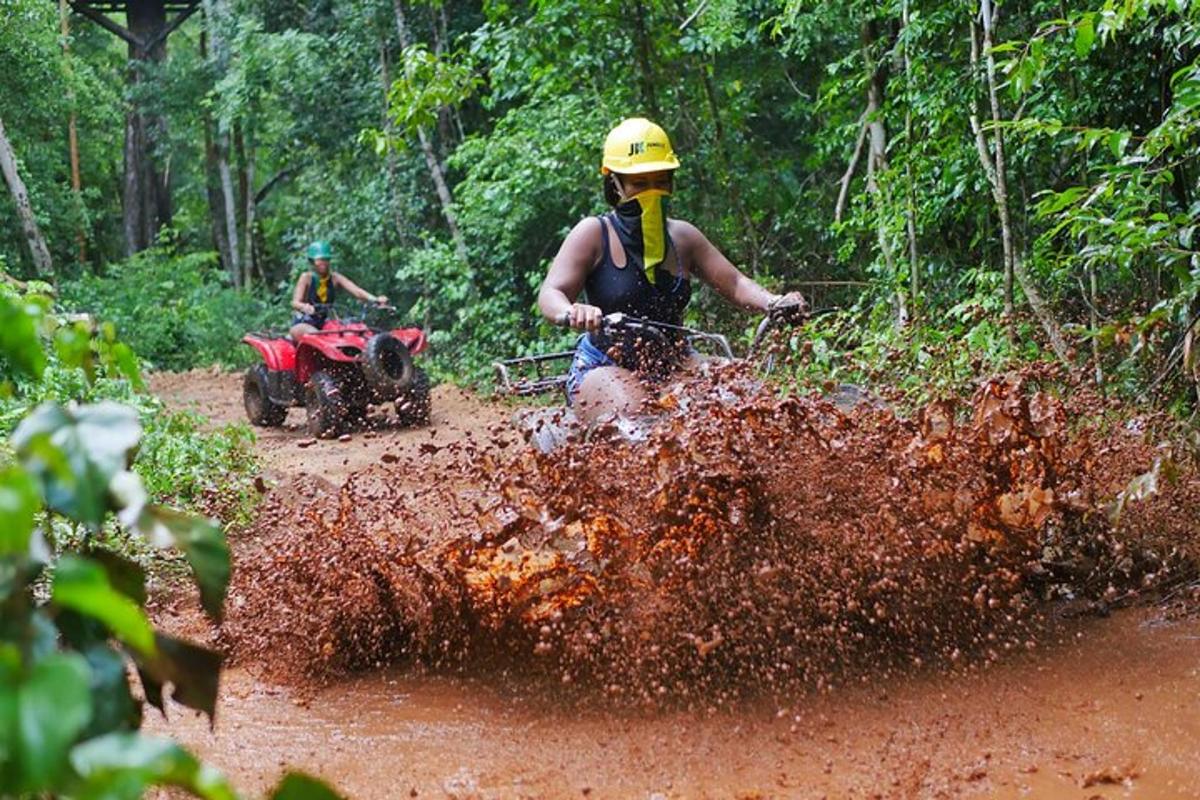 due persone in sella a una moto da cross nel bosco