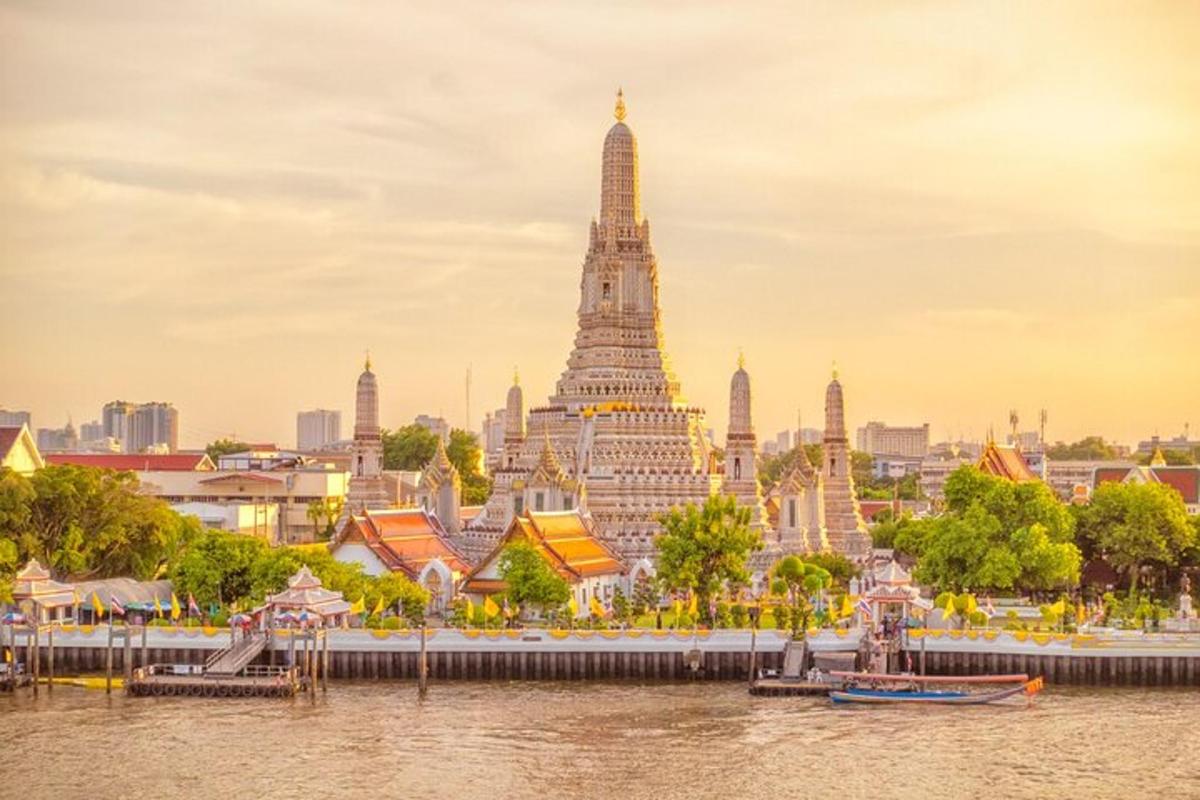 una vista del tempio di Wat Arun dal fiume