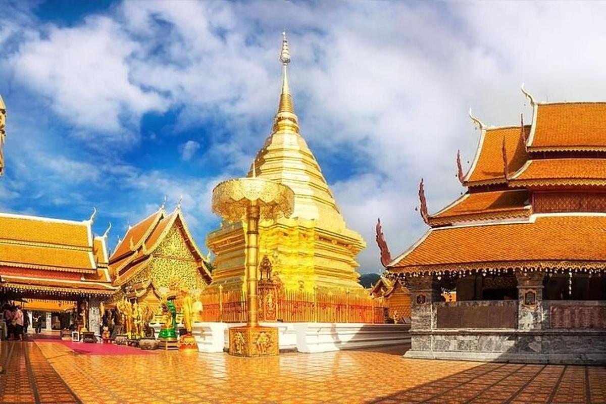 một tòa nhà lớn màu vàng với một tòa tháp trên đỉnh