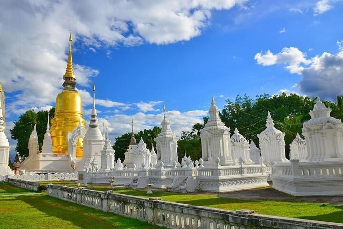 một nhóm đền thờ màu trắng có mái vòm màu vàng