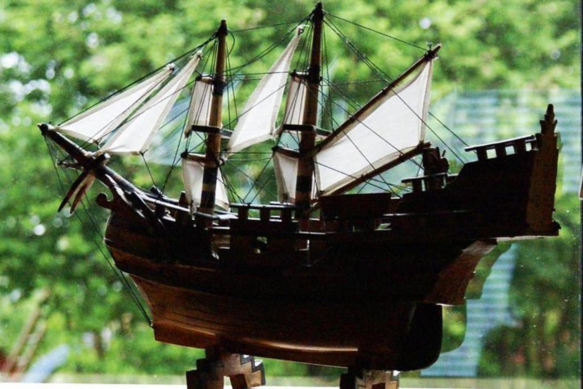 model kapal lanun yang sedang dipamerkan