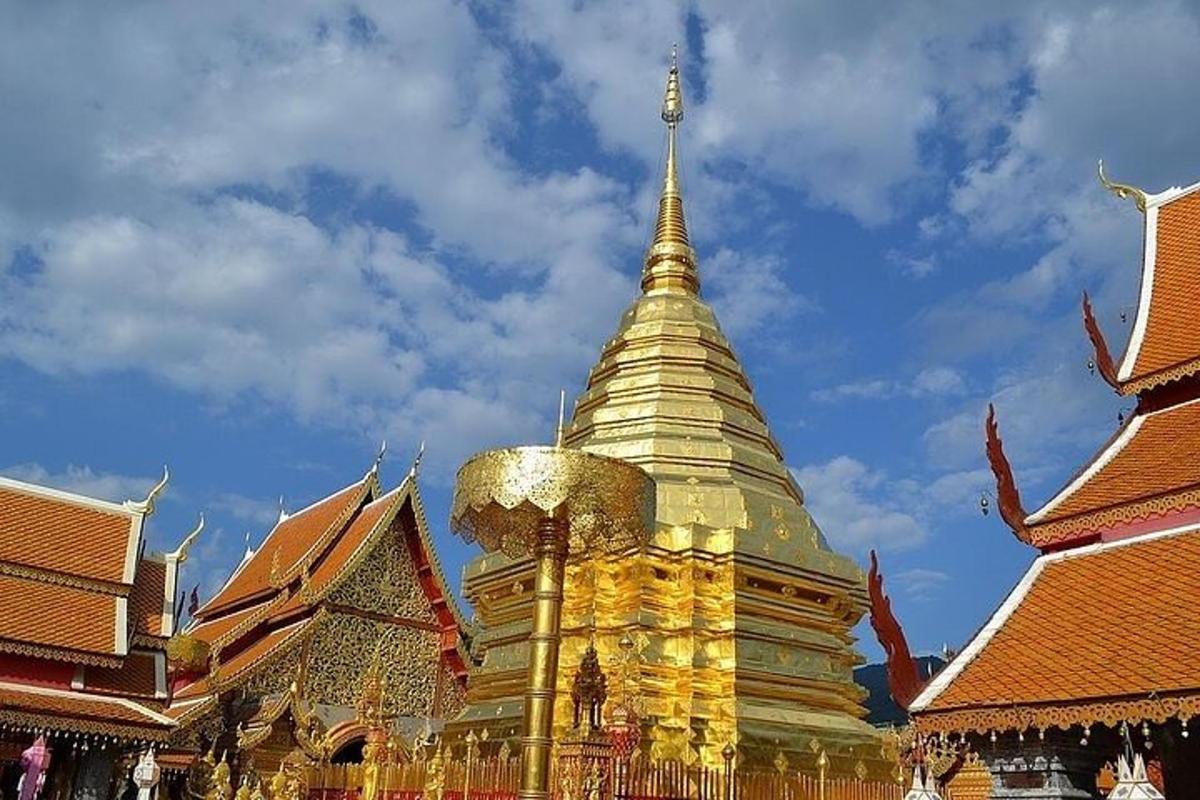 một ngôi chùa có ngọn tháp trên đỉnh tòa nhà